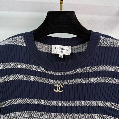 Wavy Stripes Color Block Bust Logo T-Shirt