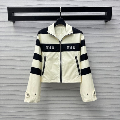 Contrast outline set with embroidered lettering and logo on chest