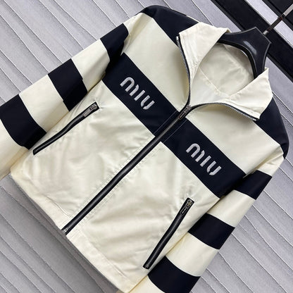Contrast outline set with embroidered lettering and logo on chest