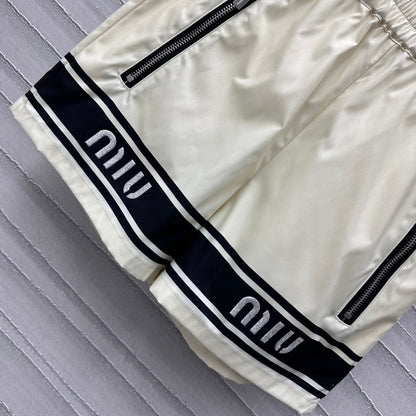 Contrast outline set with embroidered lettering and logo on chest