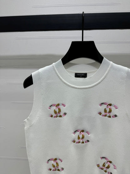 Contrast color double C embroidered knitted vest