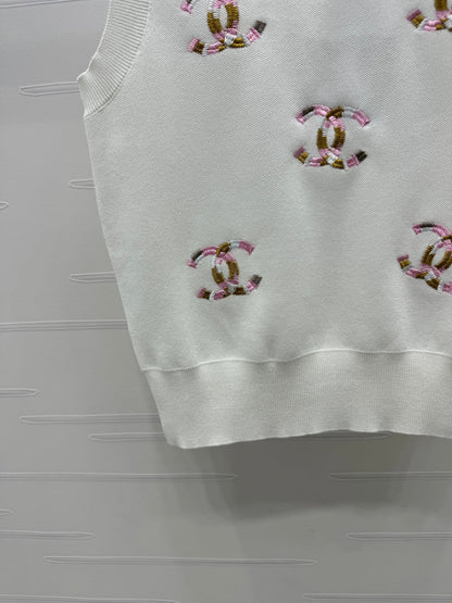 Contrast color double C embroidered knitted vest