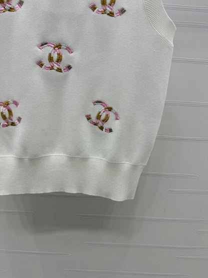 Contrast color double C embroidered knitted vest