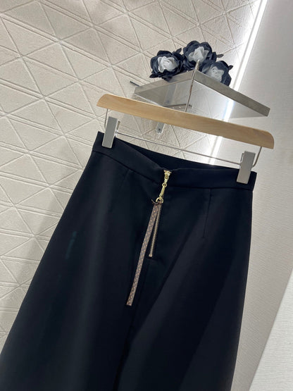 25ss Chain-stitch pleated skirt