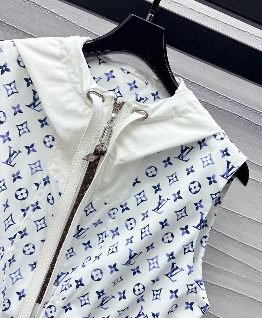 25 New Arrivals Hooded Printed Vest Jacket