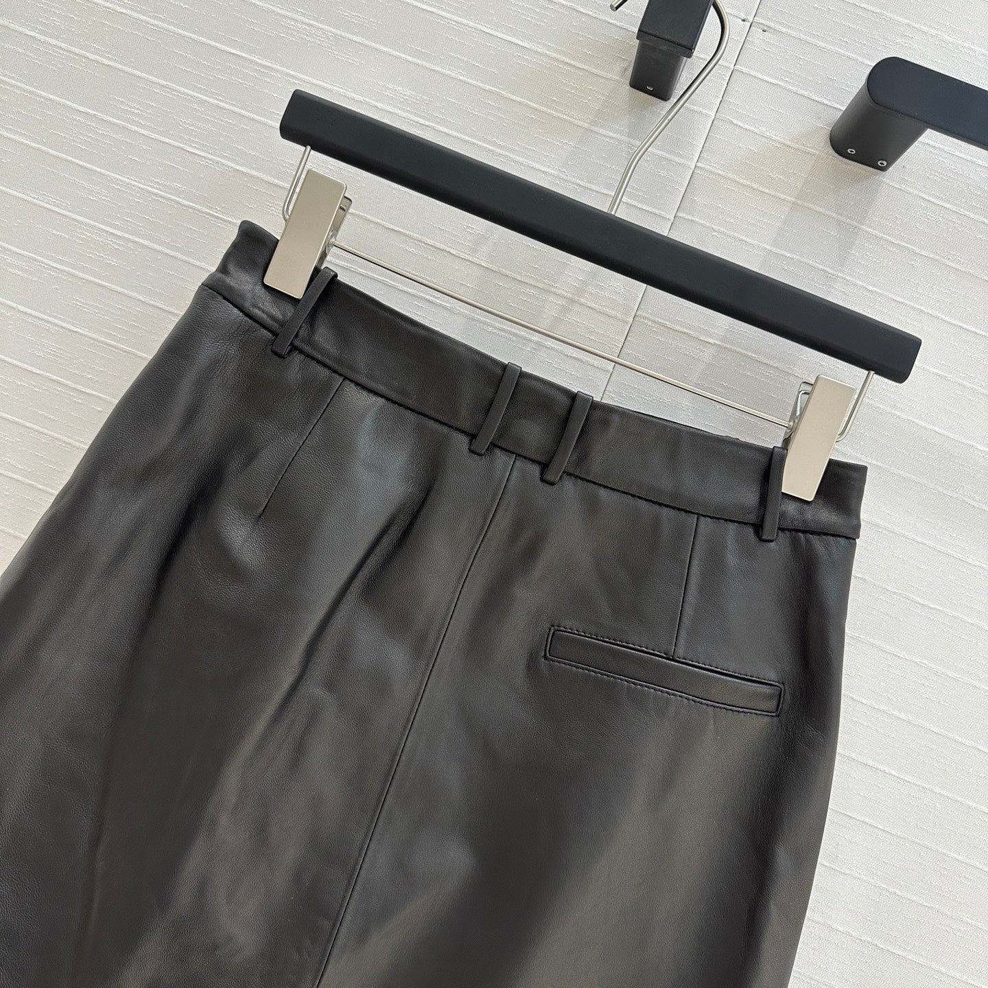 25SS Retro modern and fashionable pleated leather half skirt