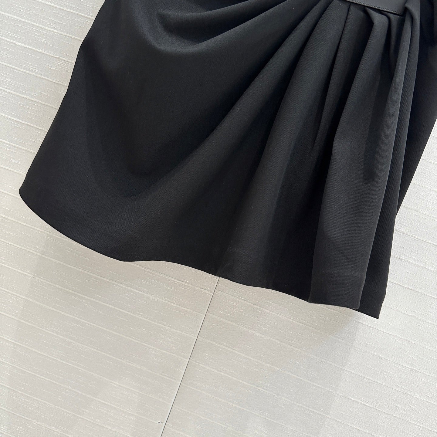 25SS Hanging pleated leather tag embellished suit skirt