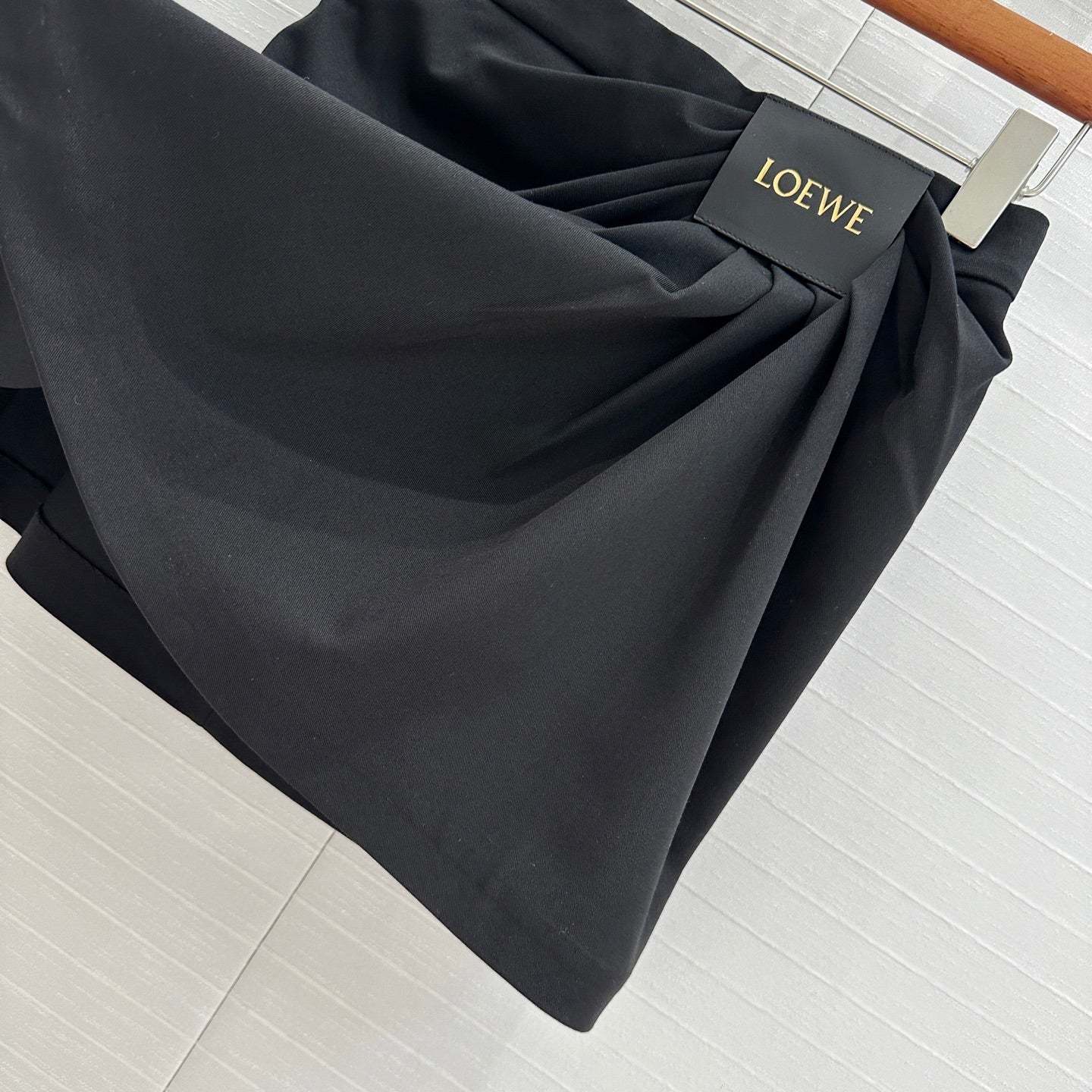 25SS Hanging pleated leather tag embellished suit skirt