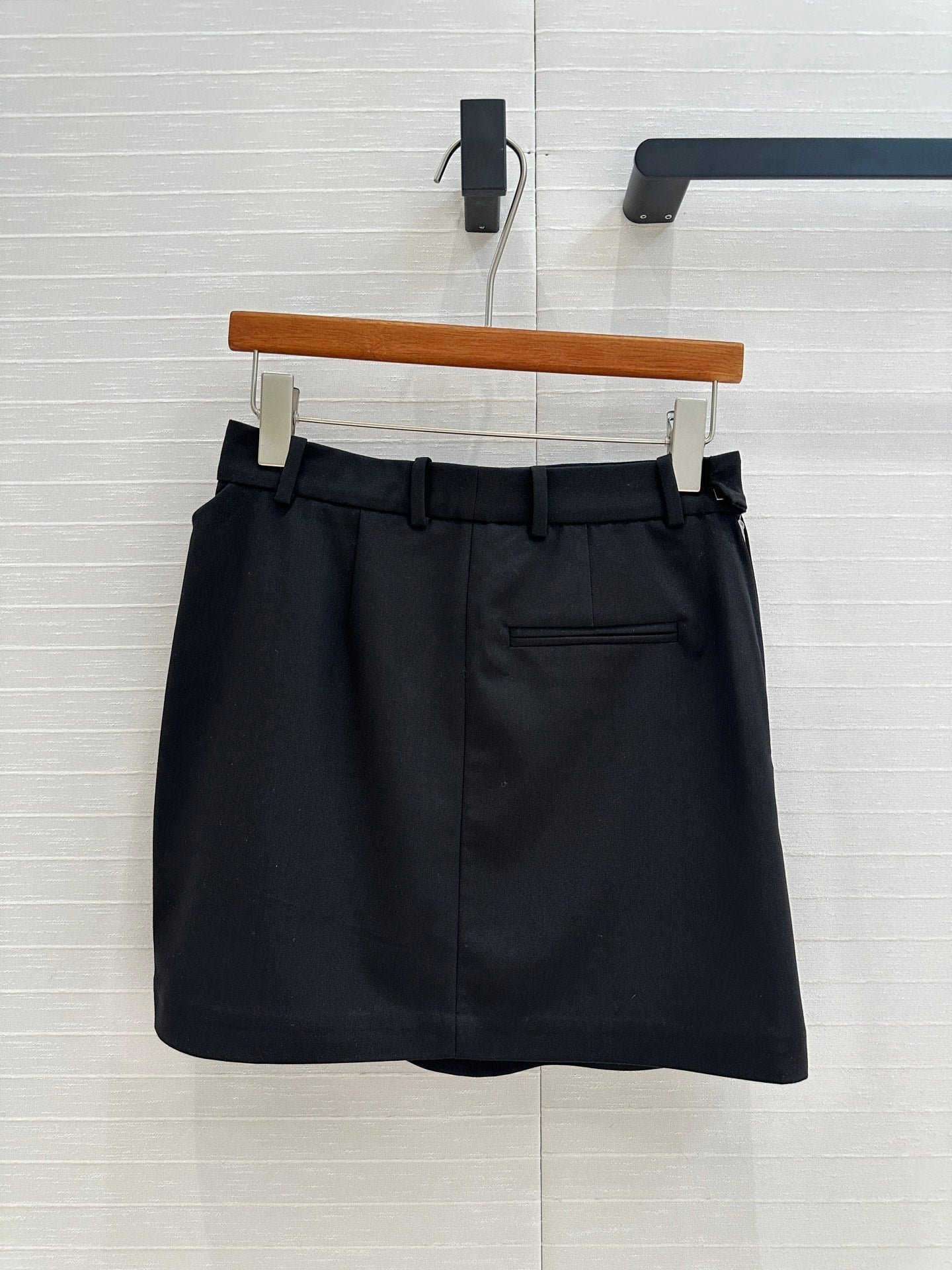 25SS Hanging pleated leather tag embellished suit skirt