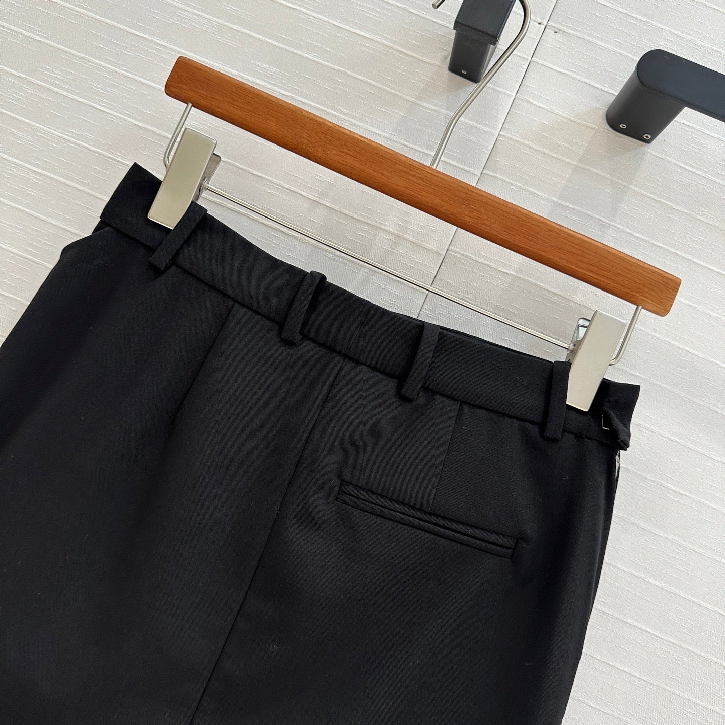 25SS Hanging pleated leather tag embellished suit skirt
