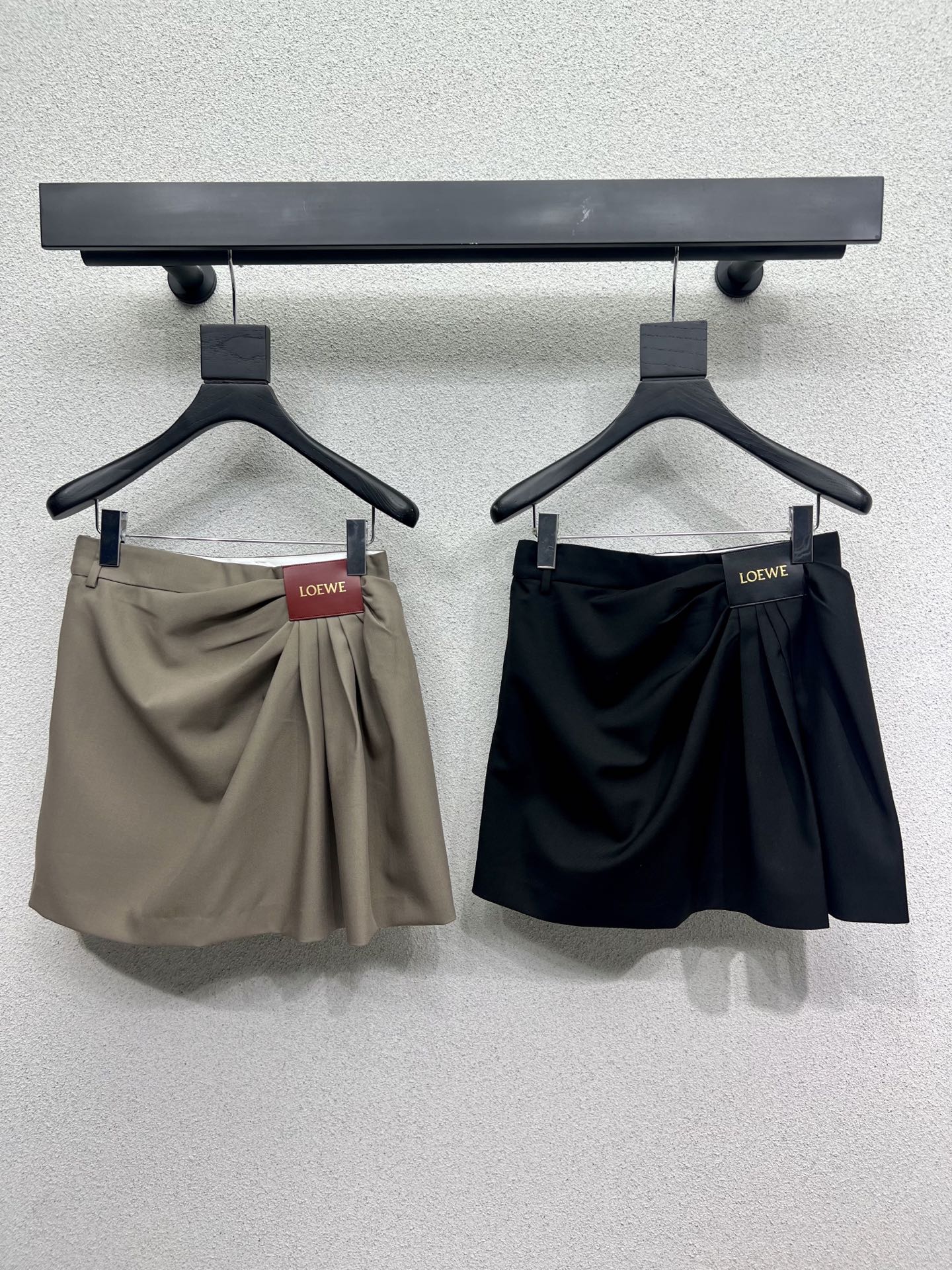 25SS Hanging pleated leather tag embellished suit skirt
