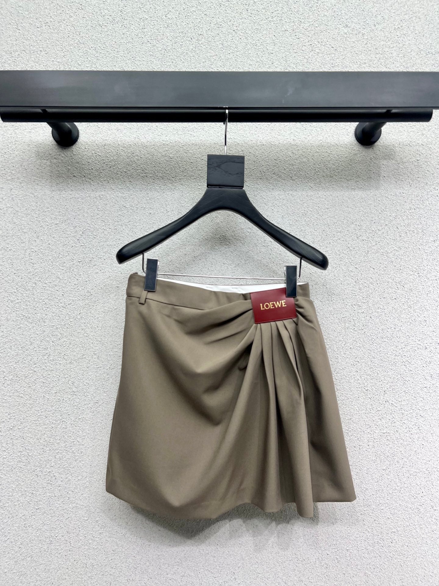 25SS Hanging pleated leather tag embellished suit skirt