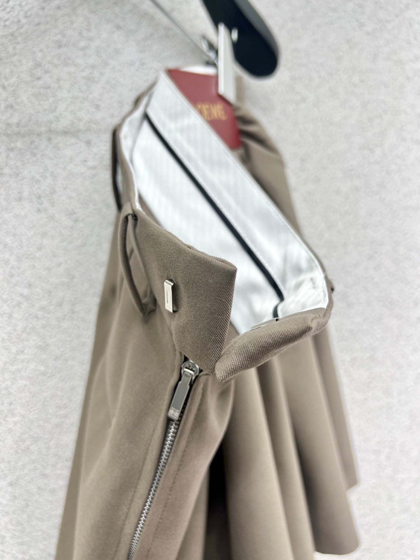 25SS Hanging pleated leather tag embellished suit skirt
