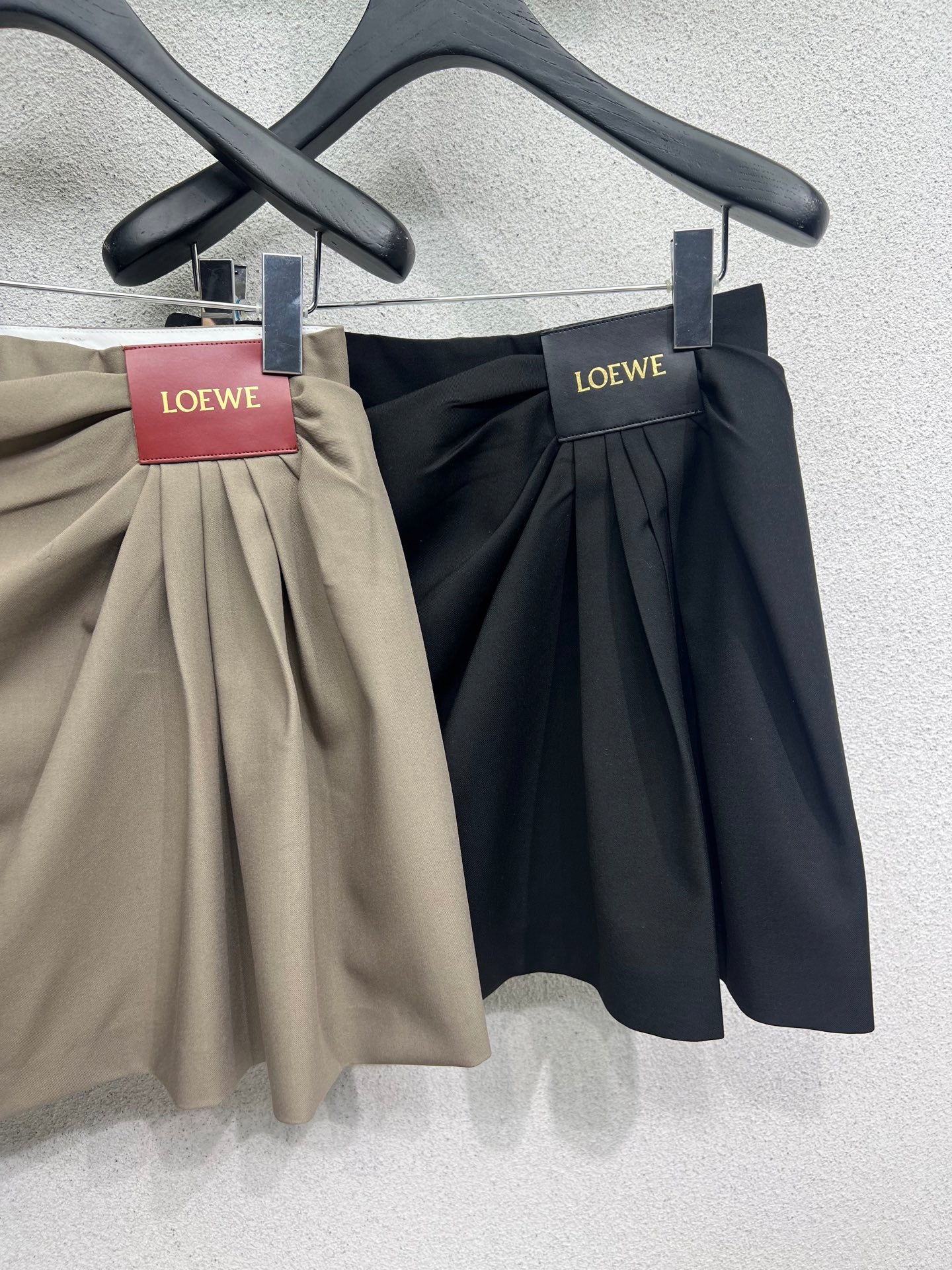 25SS Hanging pleated leather tag embellished suit skirt