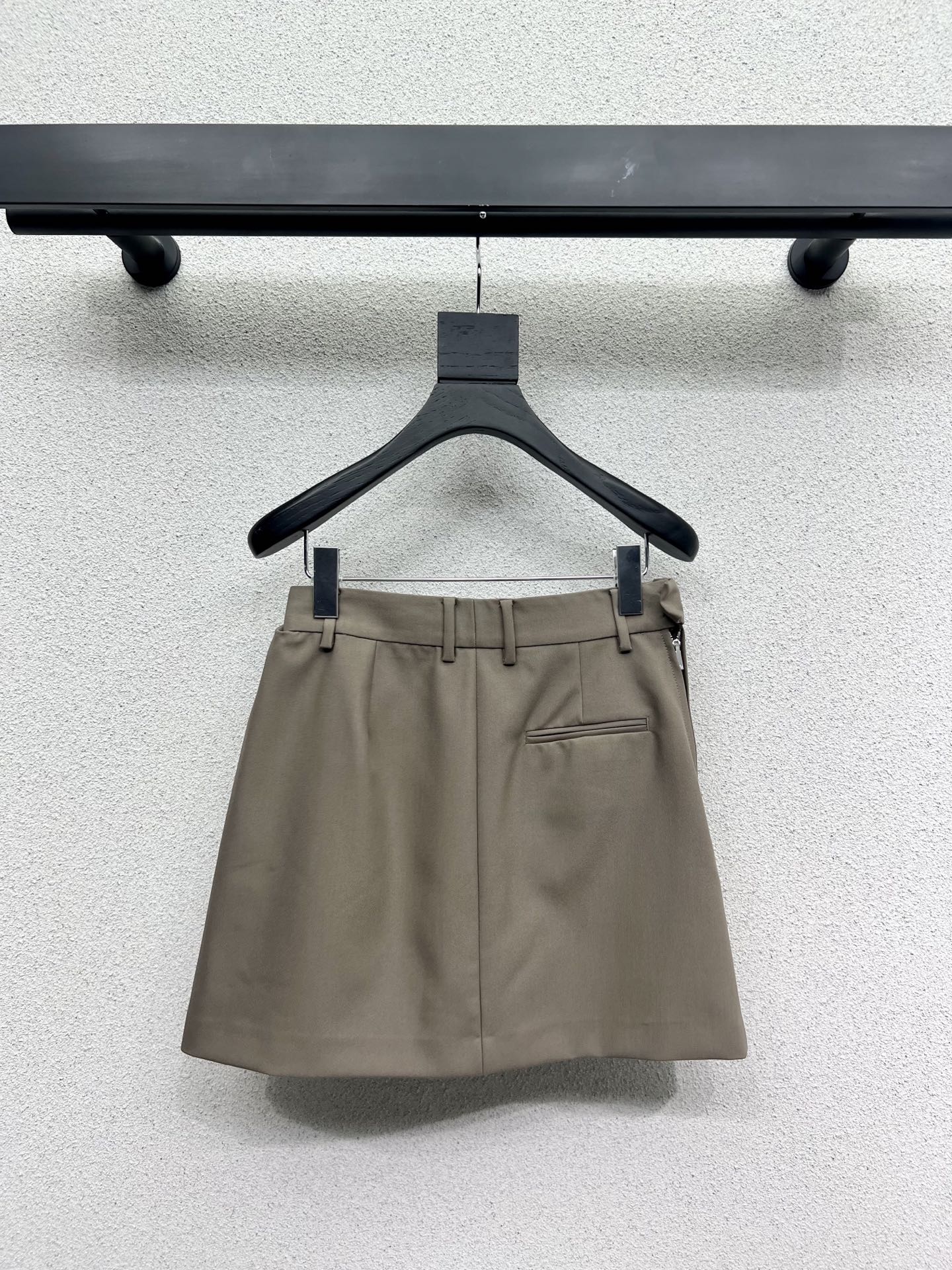 25SS Hanging pleated leather tag embellished suit skirt