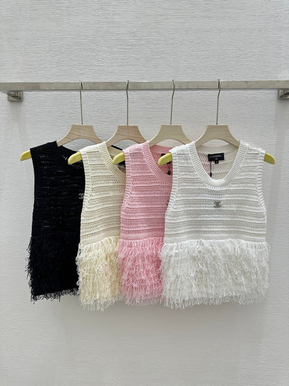 25 New Cutout Knit Splicing Tassel Metal Logo Vest