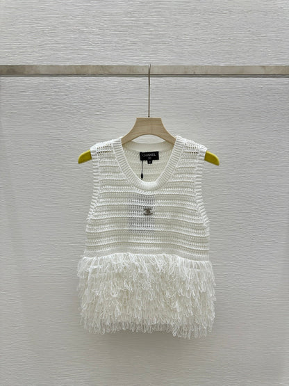 25 New Cutout Knit Splicing Tassel Metal Logo Vest