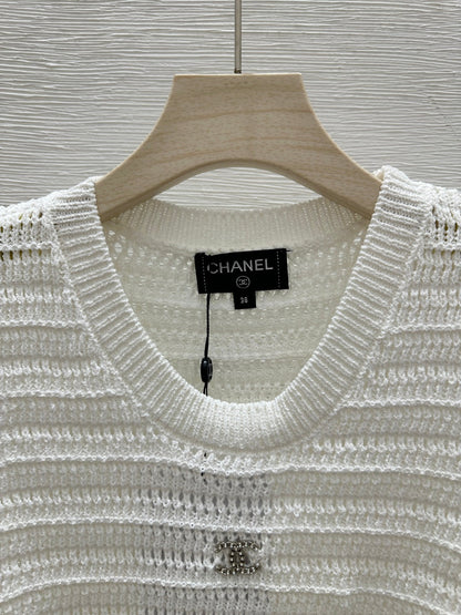 25 New Cutout Knit Splicing Tassel Metal Logo Vest