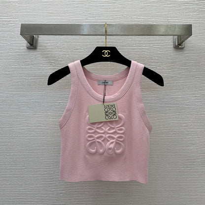 25 Slim-fitting stretch knitted vest with 3D embossing