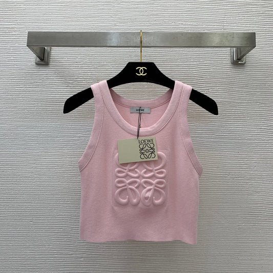 25 Slim-fitting stretch knitted vest with 3D embossing