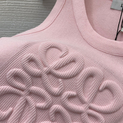 25 Slim-fitting stretch knitted vest with 3D embossing