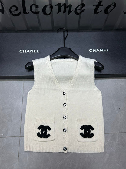 25 new Classic double pocket embroidered logo vest