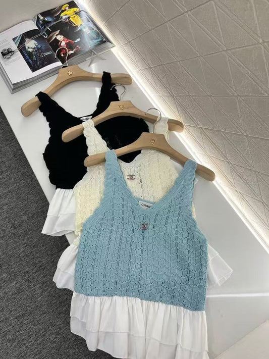 25 Lace-trimmed knitted vest