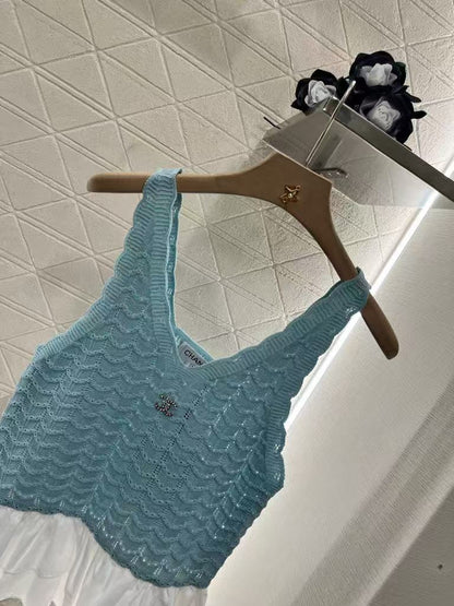 25 Lace-trimmed knitted vest