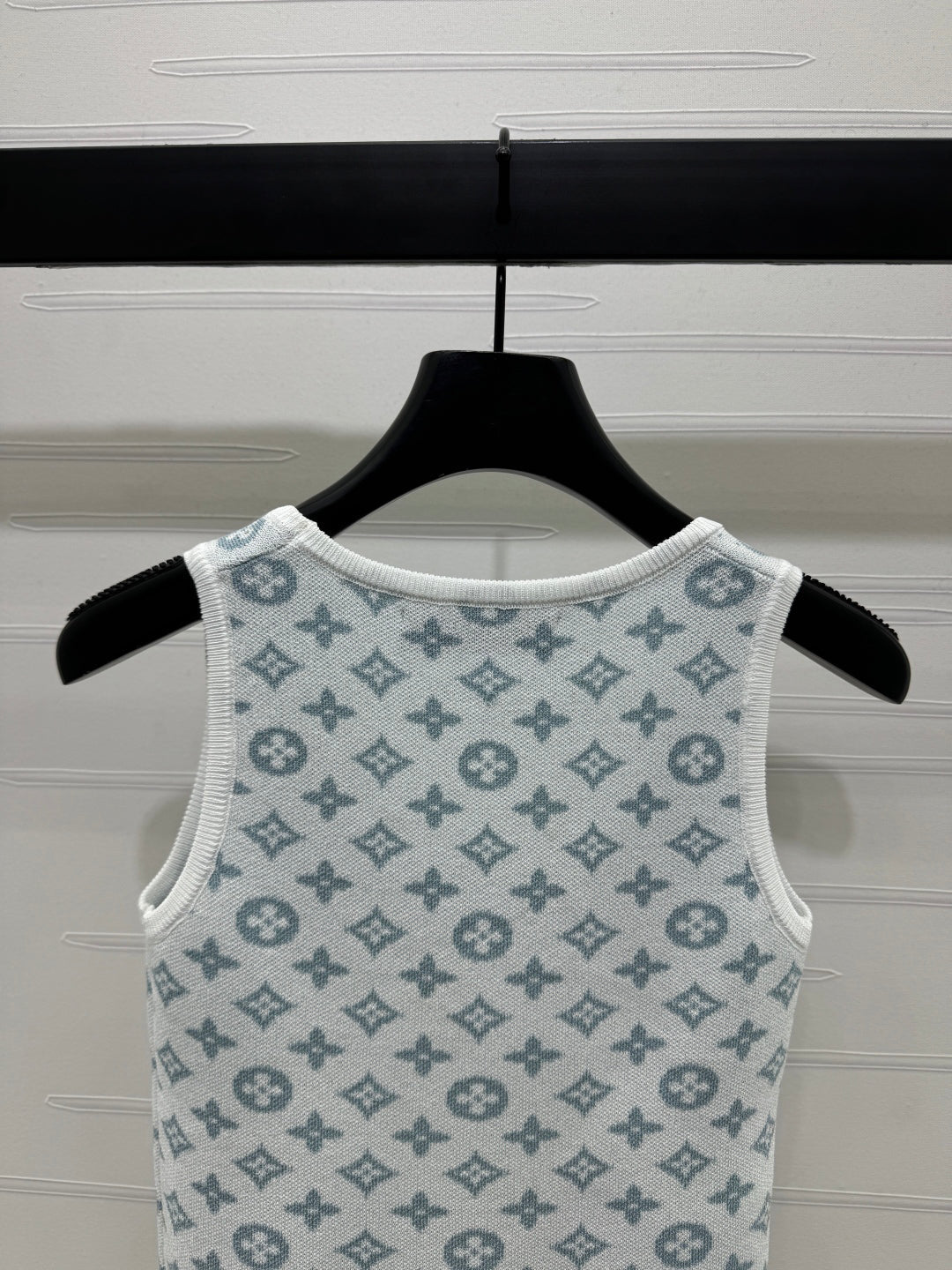 25 Spring and Summer Latest U-neck knitted vest