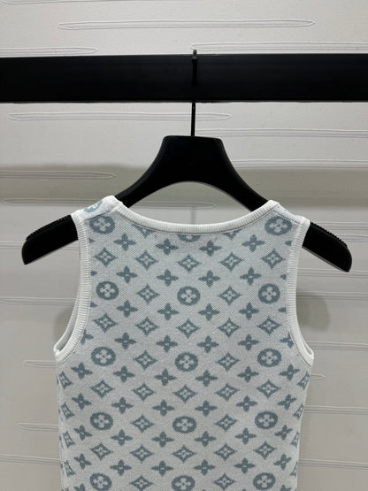25 Spring and Summer Latest U-neck knitted vest