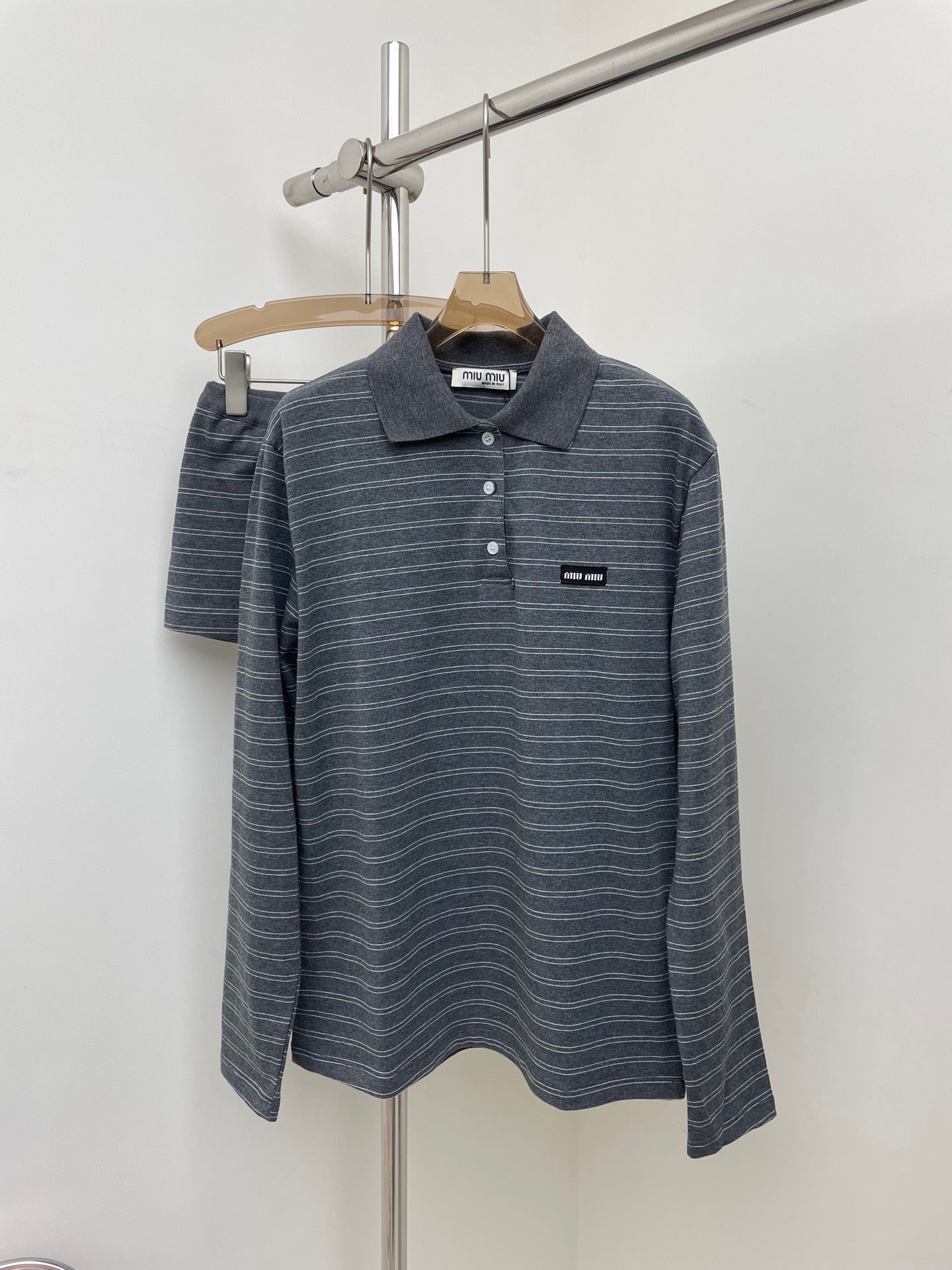 High-grade gray striped lapel long sleeve + shorts