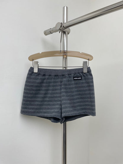 High-grade gray striped lapel long sleeve + shorts