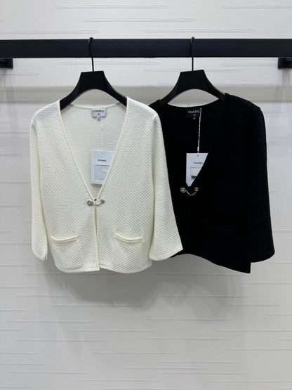 c 25 Double pocket V-neck knitted cardigan