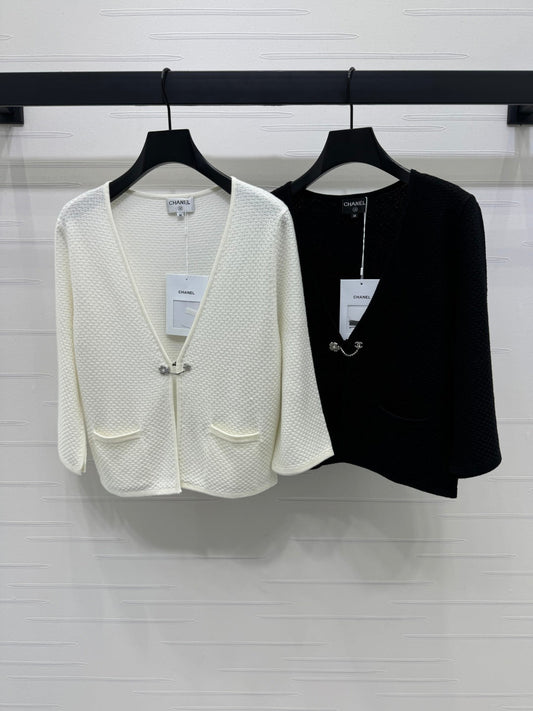 c 25 Double pocket V-neck knitted cardigan