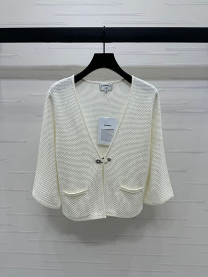 c 25 Double pocket V-neck knitted cardigan
