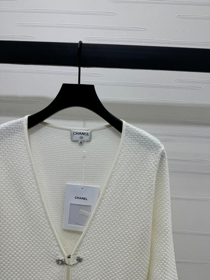 c 25 Double pocket V-neck knitted cardigan
