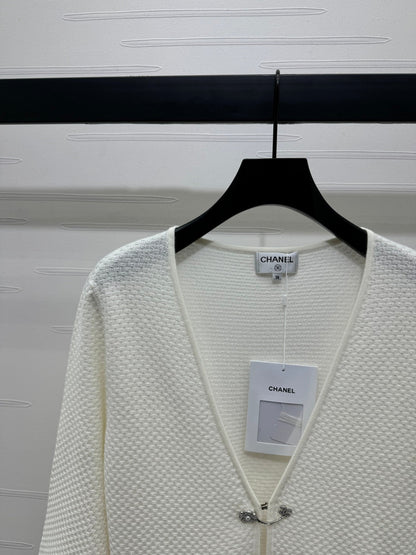 c 25 Double pocket V-neck knitted cardigan