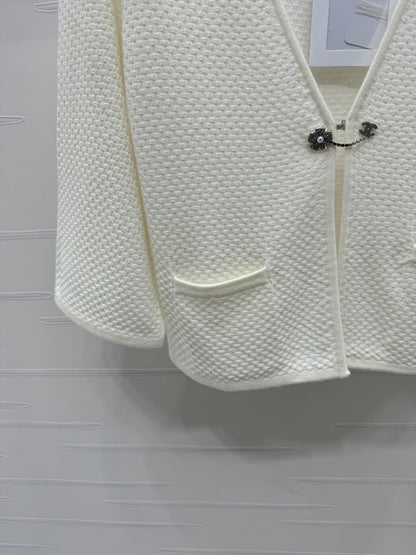 c 25 Double pocket V-neck knitted cardigan