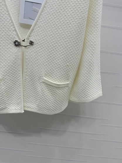 c 25 Double pocket V-neck knitted cardigan