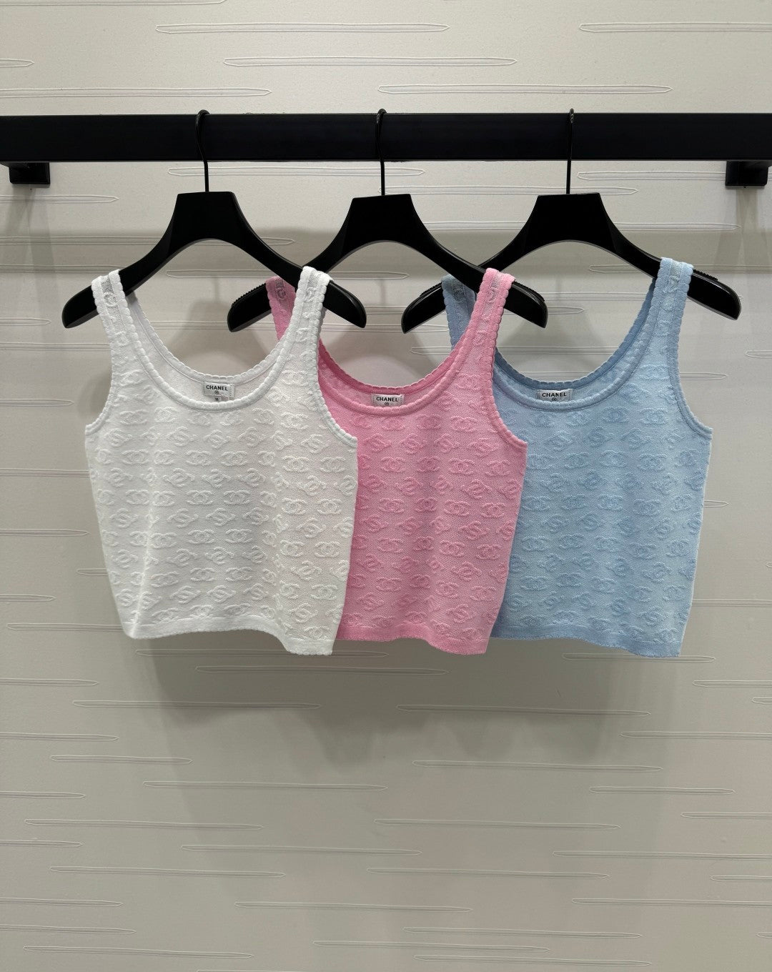 25 Logo jacquard knitted vest