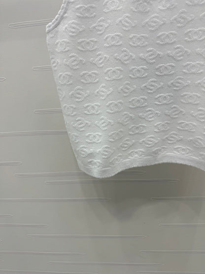 25 Logo jacquard knitted vest