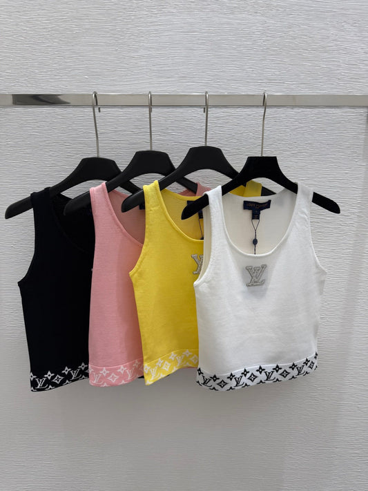 25 Round neck knitted vest