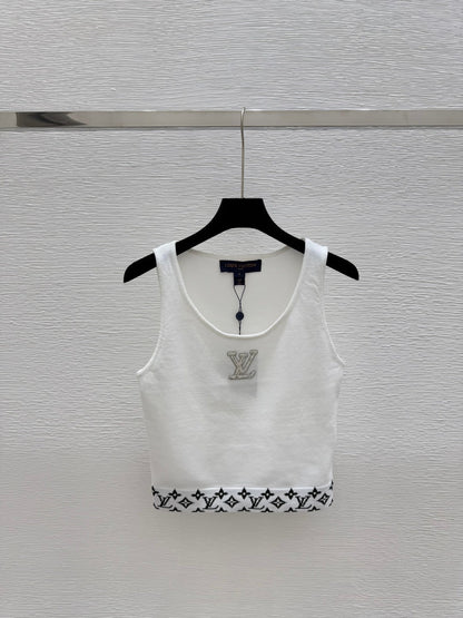 25 Round neck knitted vest