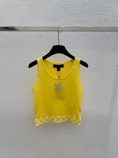 25 Round neck knitted vest