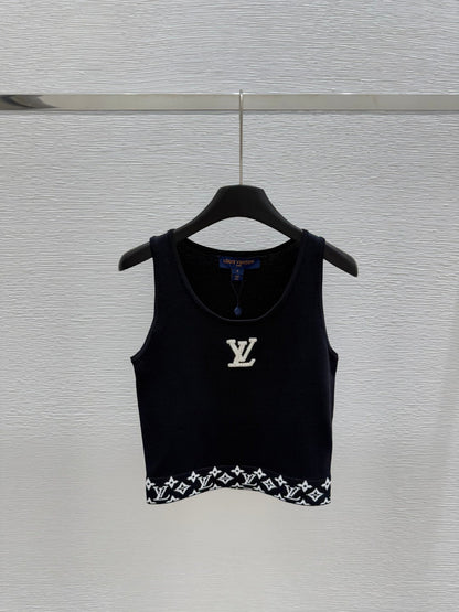 25 Round neck knitted vest