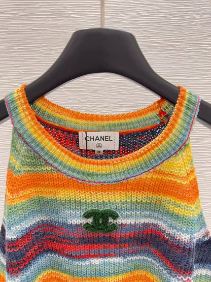 25 Round neck striped knitted vest