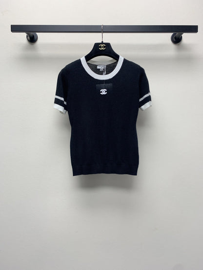 25  Round neck perspective knitted short sleeved shirt