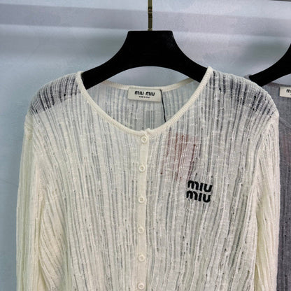 25 Round neck button knit cardigan