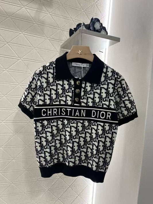 25  Jacquard knit lapel short sleeved shirt