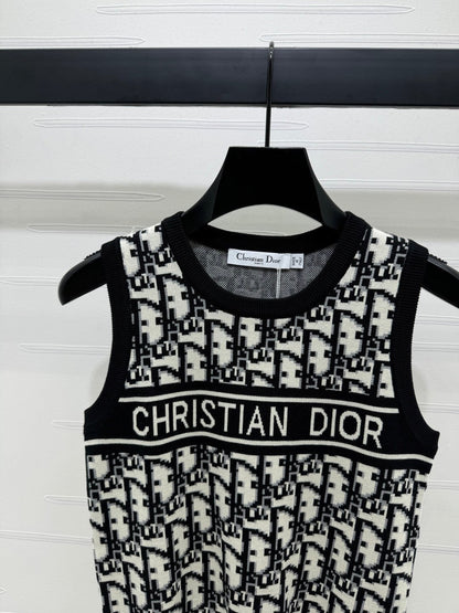 25 Jacquard knitted vest